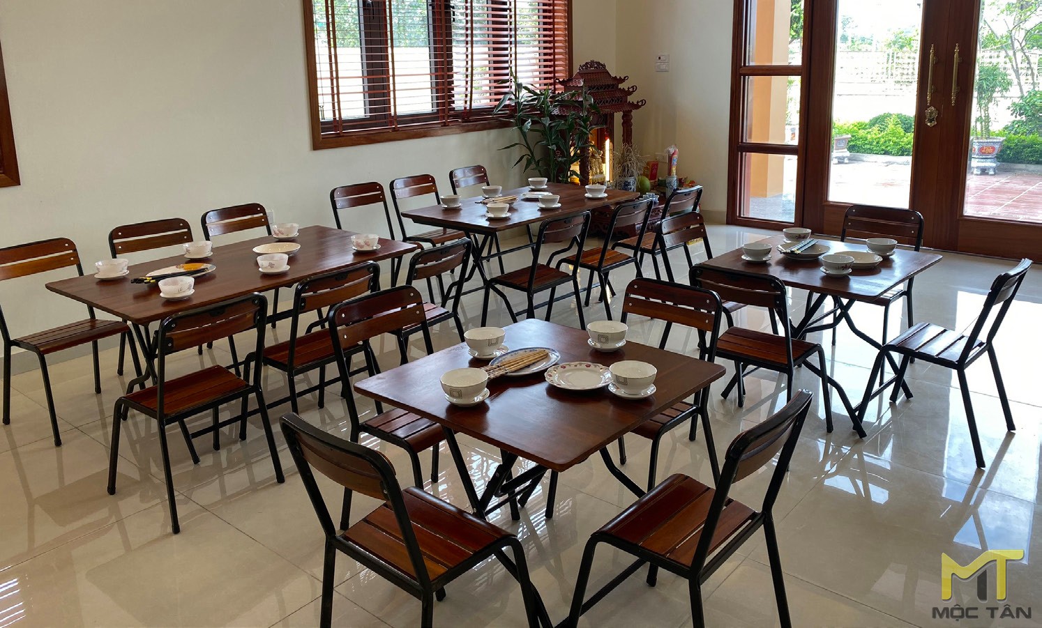 Bàn quán ăn mini – BQM02 khi kết hợp với 4 ghế quán ăn mini